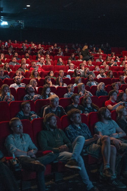 现代都市剧《繁花深处》剧照，都市夜景与人物情感交织