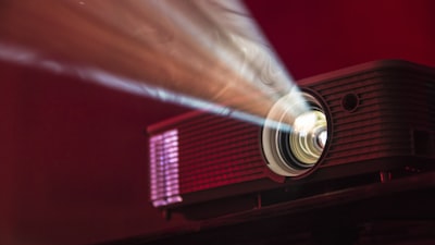 电影《奥本海默》官方海报，原子核爆炸的抽象艺术呈现