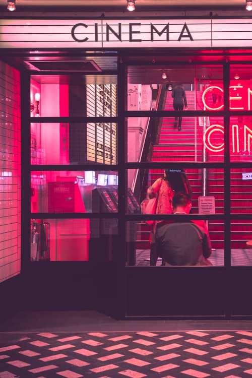 古装仙侠剧《九州青云录》官方海报，主演身着华服立于云端